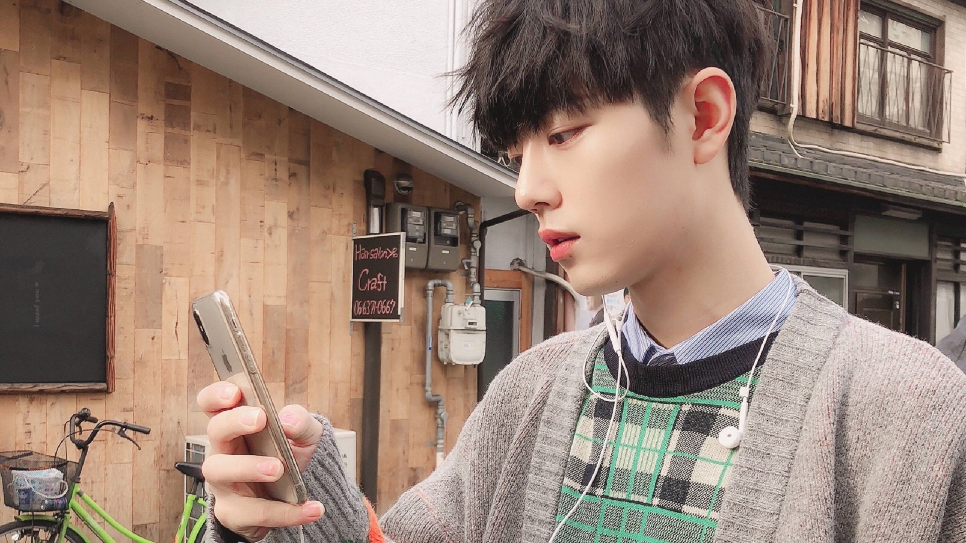 九游电竞-旗帜绘画运动会：艺术与运动的交汇，校运会旗帜设计